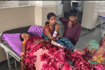 Mahendragarh-Narnaul News: छठ पूजा के दौरान टूट कर गिरा बिजली का तार, छह करंट से झुलसे A broken electric wire fell during Chhath Puja, leaving six people electrocuted.