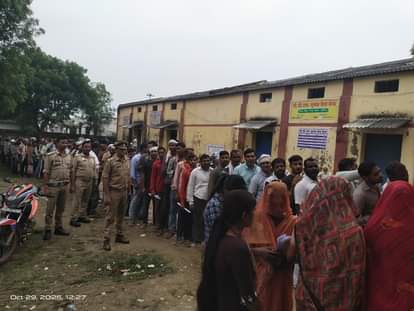 Auraiya News: समितियों पर खाद के लिए उमड़ी किसानों की भीड़, बुलानी पड़ी पुलिस Farmers gathered at the committees for fertilizer, police had to be called.