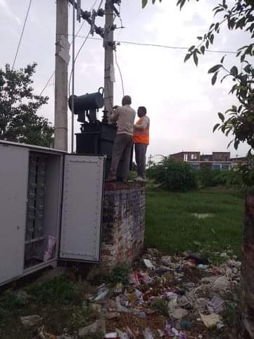 Auraiya News: ट्रांसफार्मर पर गिरी  बिजली, दो दिन  से आपूर्ति ठप Lightning struck the transformer, causing the power supply to be disrupted for two days.