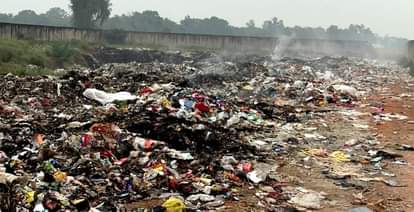 Bhadohi News: चार निकायों में एमआरएफ ठप, कचरे में लगा रहे आग MRF stalled in four bodies, garbage being set on fire