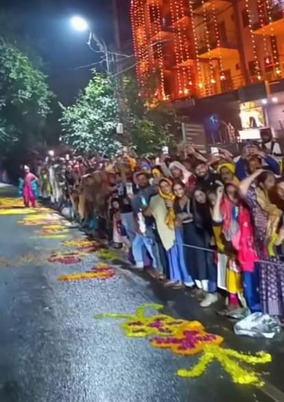 Sant Premanand: ठंड और बारिश भी नहीं रोक पाई आस्था, रात 3 बजे हुए संत प्रेमानंद के दर्शन Devotees stood barefoot on the wet road in wet clothes, waiting for Saint Premananda.