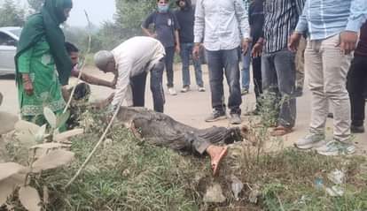 Jhajjar-Bahadurgarh News: बाइक सवार बुजुर्ग दंपती नाले में गिरे Elderly couple riding a bike fell into a drain