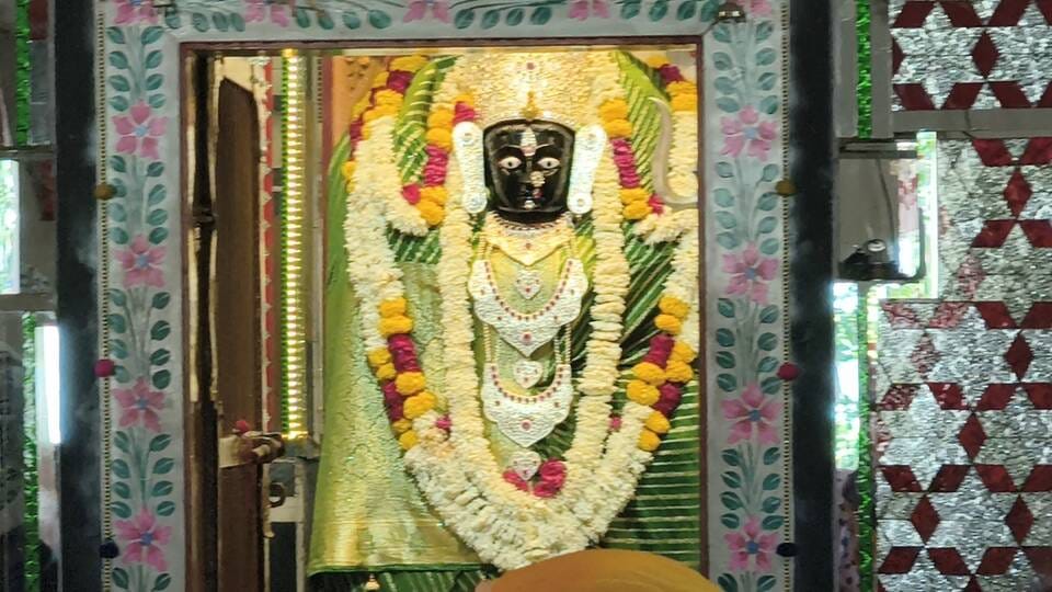 आवरी माता मंदिर में लगीं लंबी कतारें