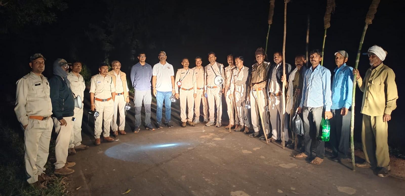 निगरानी के लिए तैनात वन विभाग की टीम।