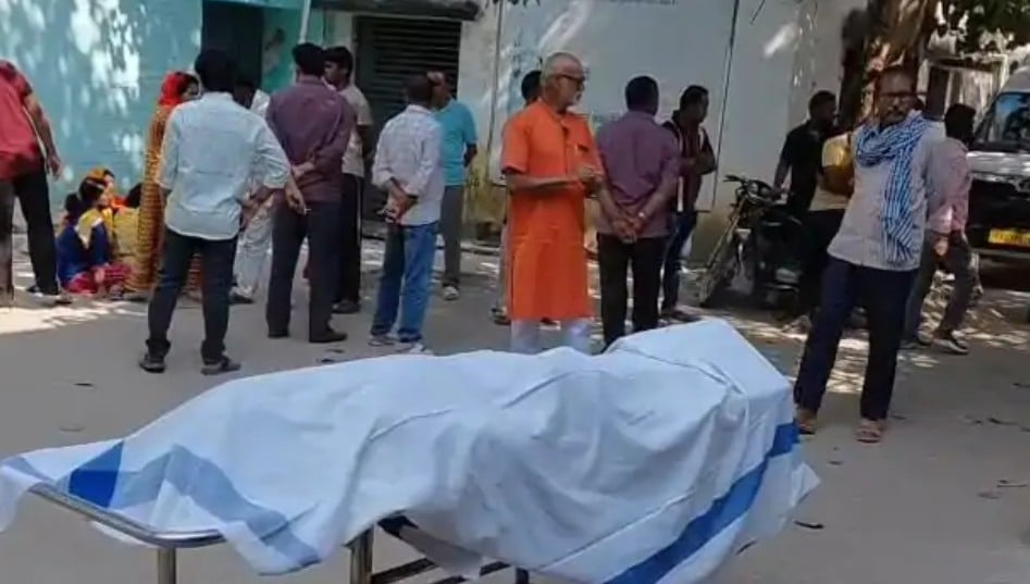 अस्पताल में शव के पास परिजन