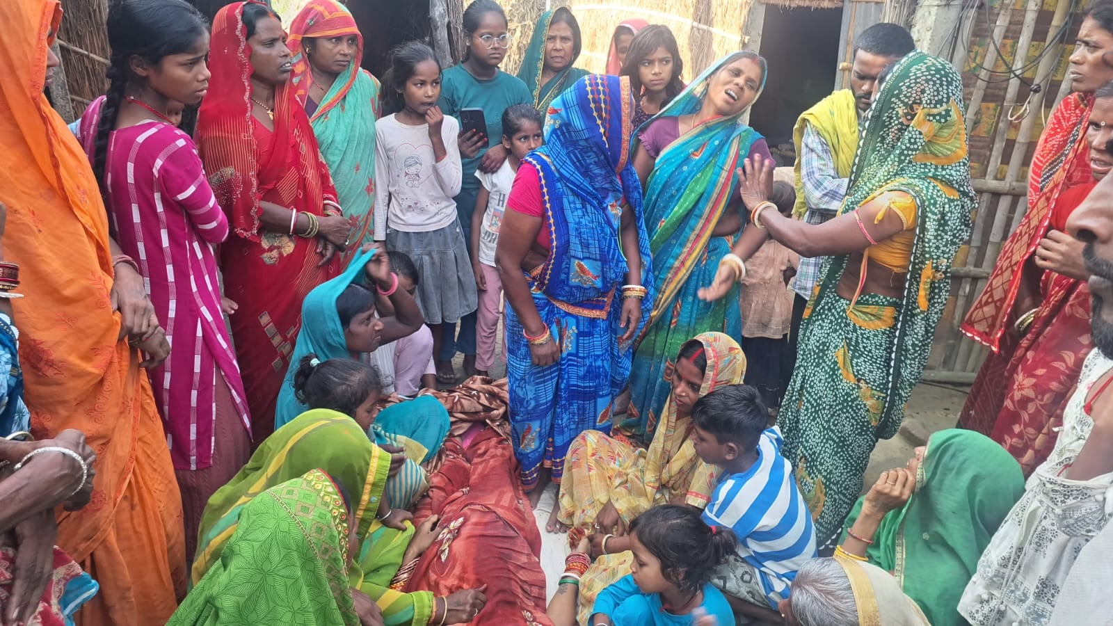 रोते बिलखते परिजन