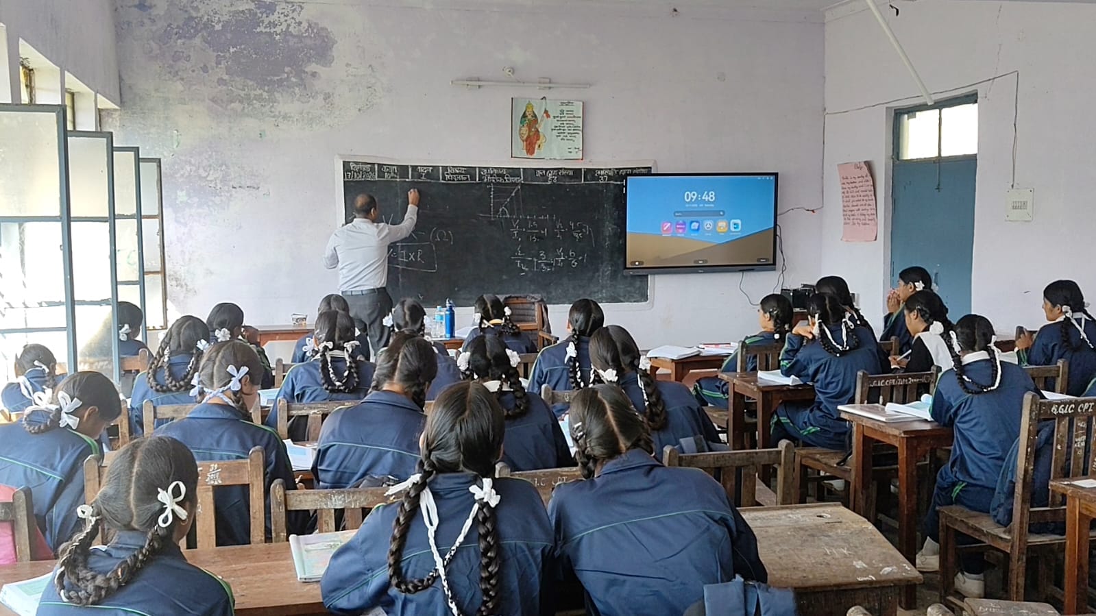 चंपावत के पीएमश्री जीजीआईसी में कक्षा 10 की छात्राओं को पढ़ाते डीएम।