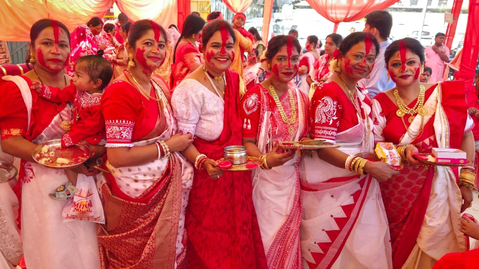 गोंडा के चुंगी गोदाम स्थित पंडाल में विसर्जन से पूर्व सिंदूर खेल में शामिल महिलाएं। 