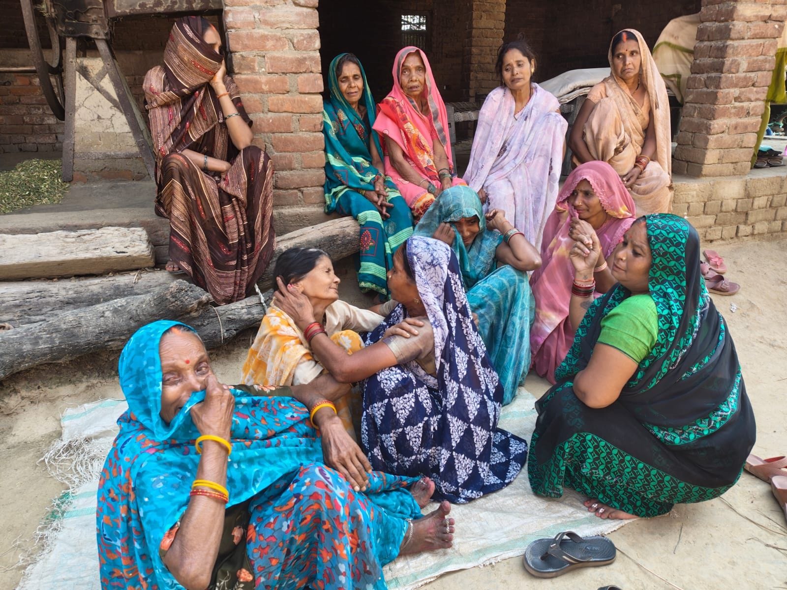 गोंडा में खोड़ारे के जिगरिया गांव में रोते-बिलखते परिजन। 