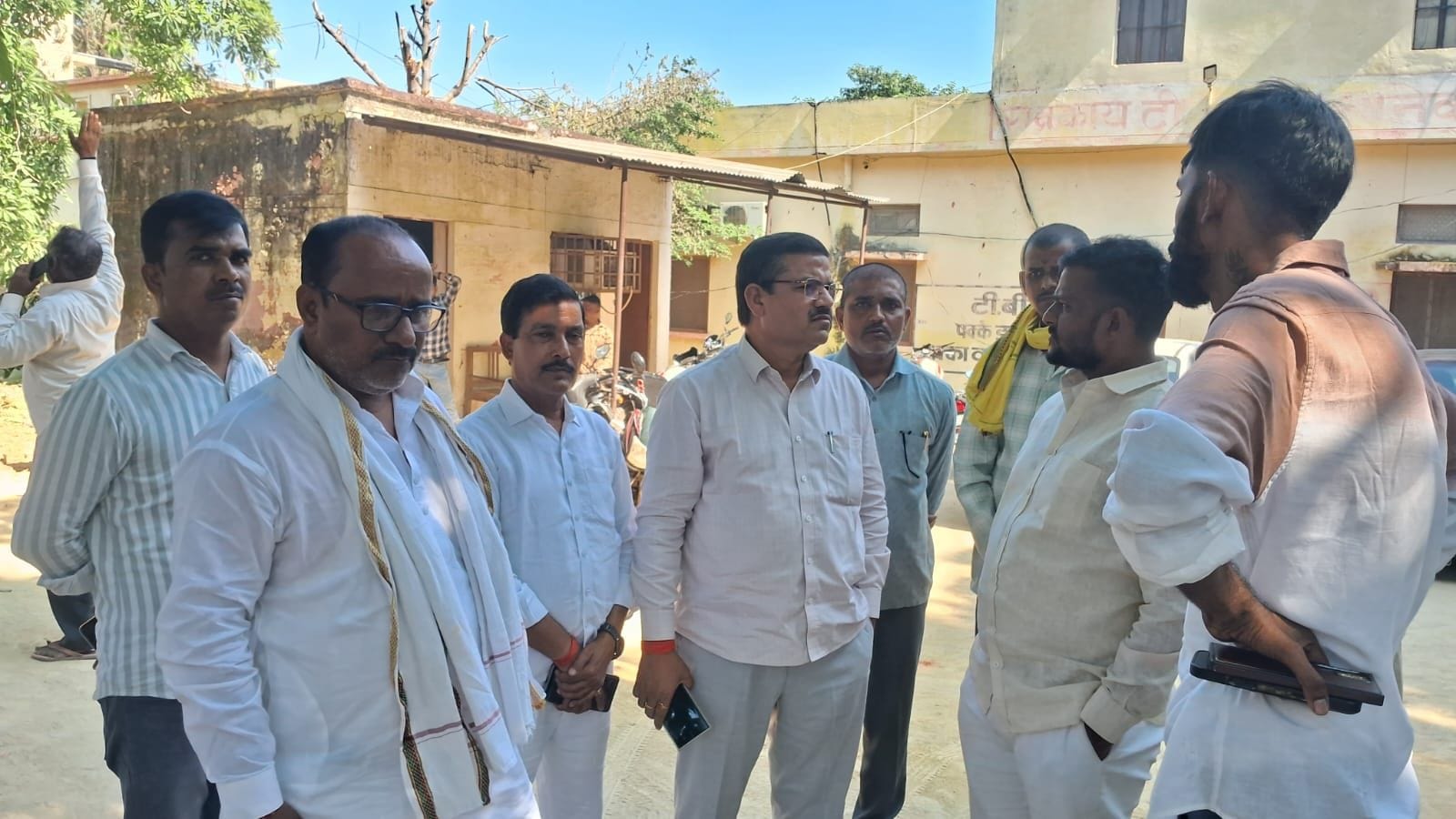 गोंडा मेडिकल कॉलेज स्थित मर्चरी के बाहर परिजनों से बात करते सांसद प्रतिनिधि राजेश सिंह। 