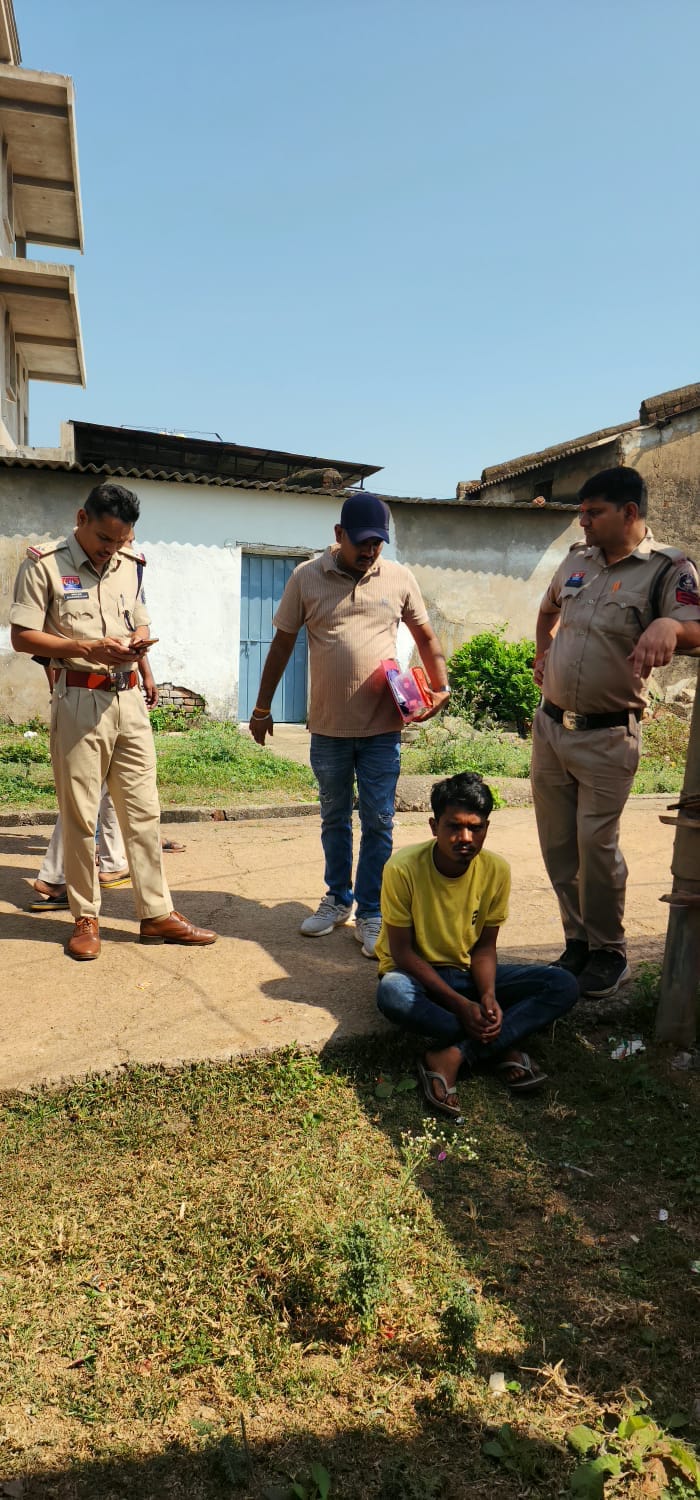 गुण्डरदेही में गांजा बेचते दो तस्कर गिरफ्तार, 566 ग्राम गांजा व नकदी जब्त