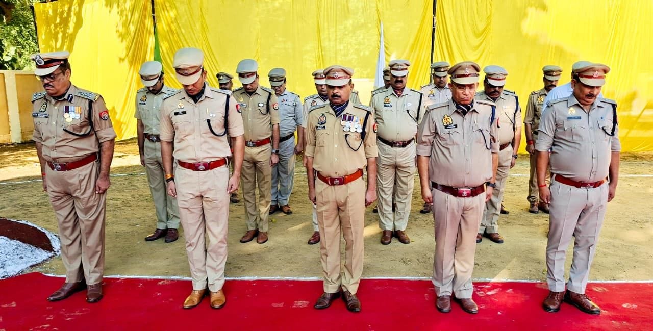 पुलिस लाइन में शहीद पुलिस जवानों को श्रद्धांजलि देते डीआईजी अशोक कुमार शुक्ला, एसपी अभिषेक व अ
