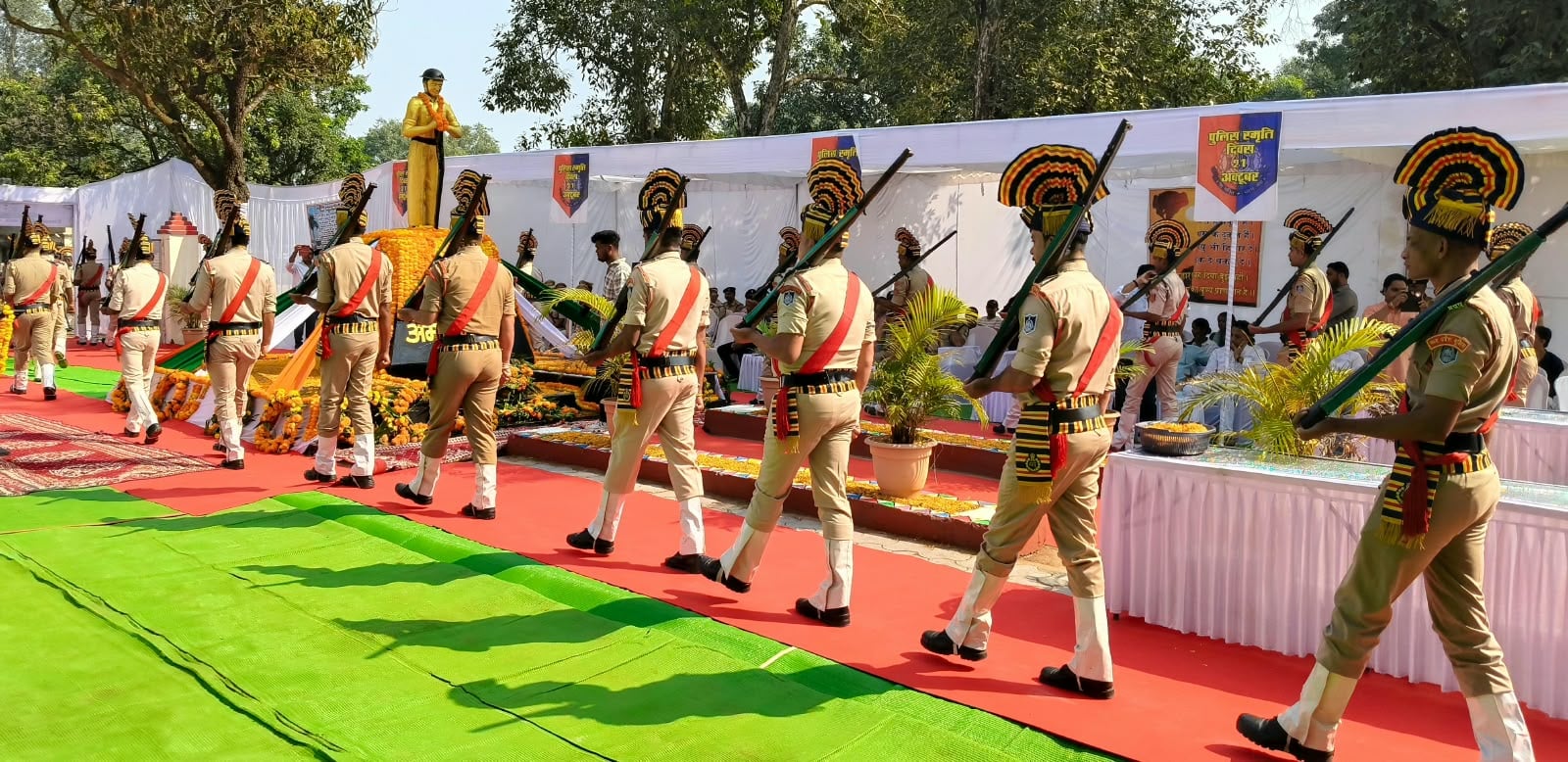 सलामी देती परेड।