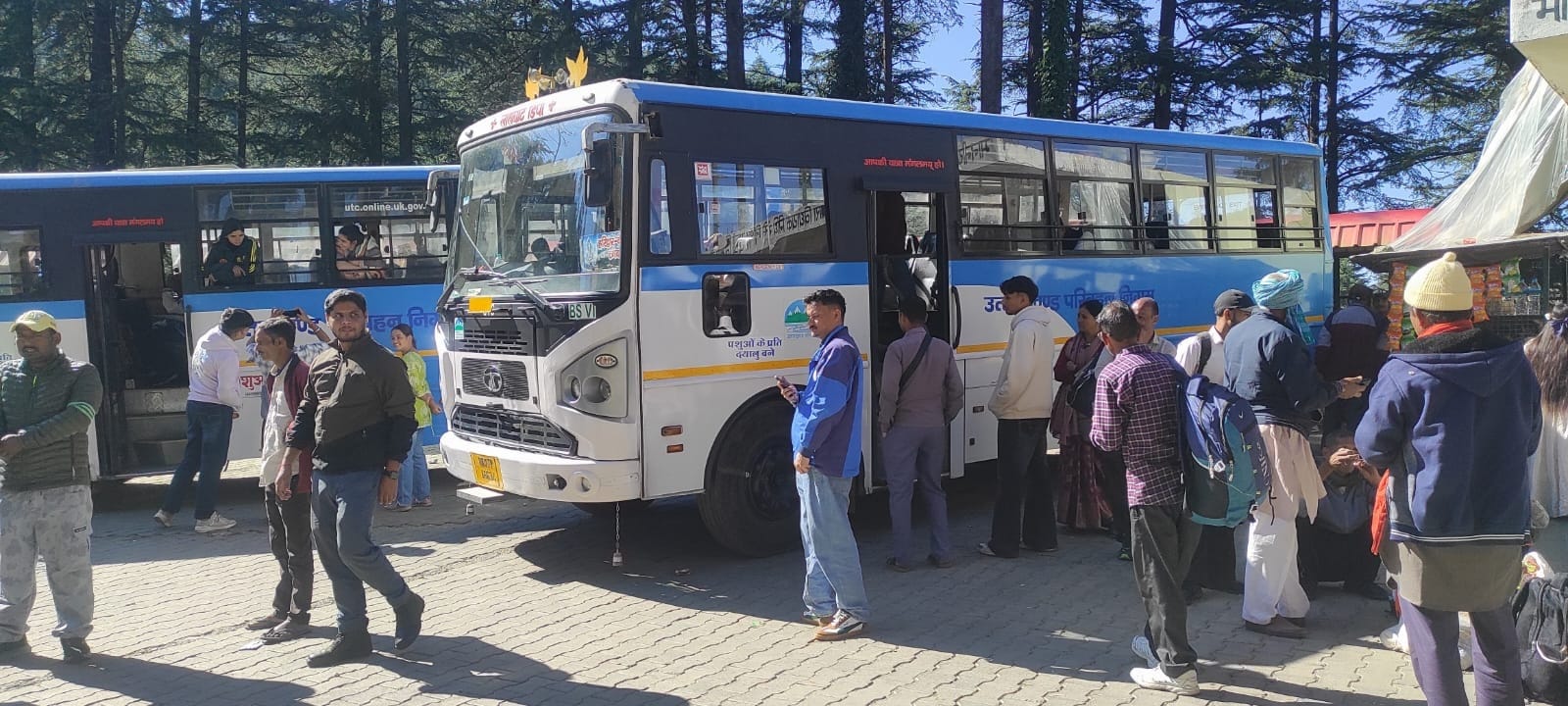 शारदीय नवरात्र समाप्त होने के बाद मैदानी क्षेत्रों के लिए लोहाघाट रोडवेज स्टेशन में लगी यात्रिय