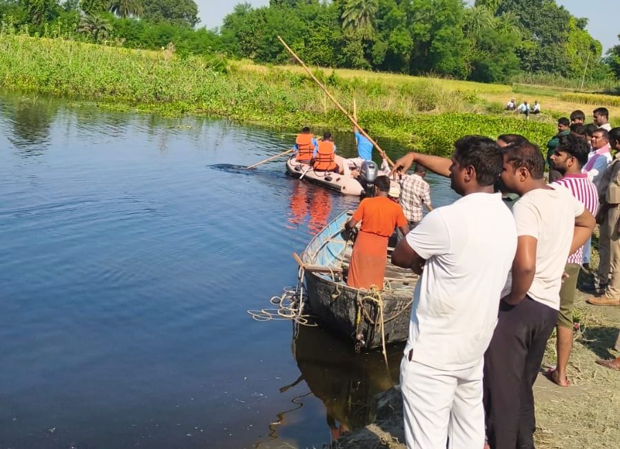 तरबगंज के लक्ष्मणपुर घाट पर डूबे लोगों की तलाश करती एसडीआरएफ।