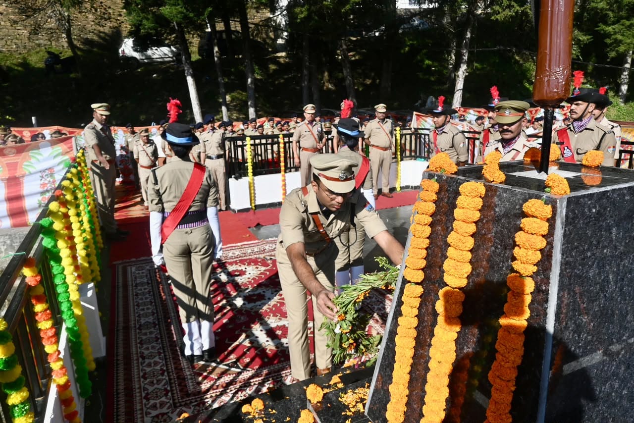 अल्मोड़ा स्थित शहीद स्मारक पर वीर शहीदों को श्रंद्धाजलि अर्पित करते एसएसपी चंद्रशेखर घोडके। संव