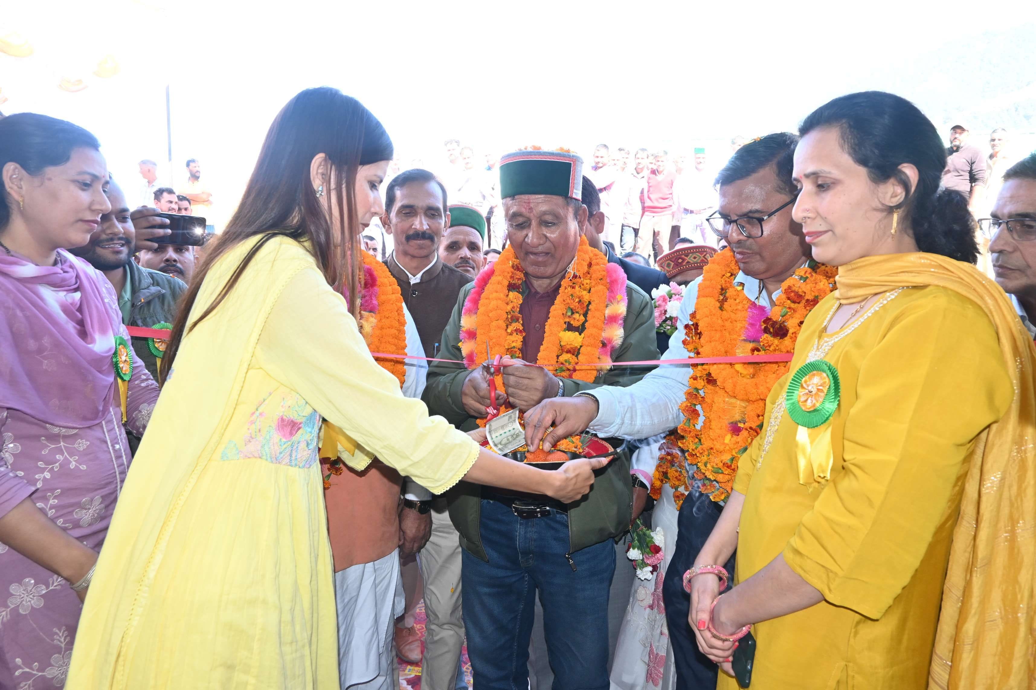 बाढू में विकास कार्यों का शुभारंभ करते हुए राजस्व मंत्री जगत सिंह नेगी। स्त्रोत- विभाग