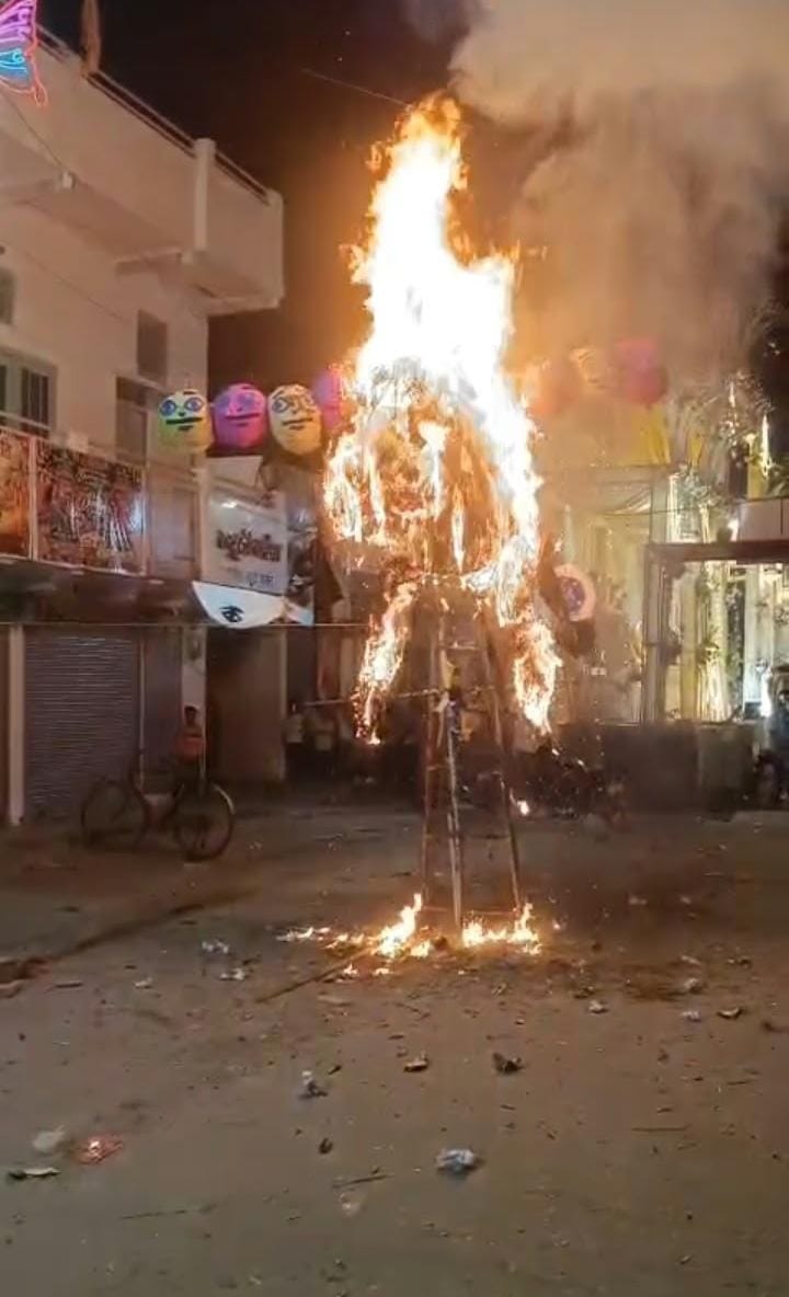 बरहज में आयोजित रामलीला में धू-धू कर जलता रावण का प्रतीकात्मक पुतला   संवाद