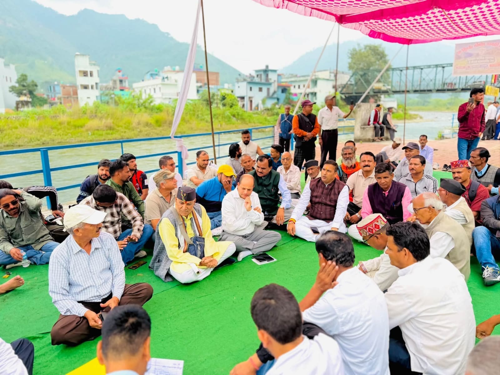 चौखुटिया स्थित रामगंगा आरती घाट पर सात सूत्री मांगों के लिए क्रमिक अनशन पर बैठे आंदोलनकारी। सं