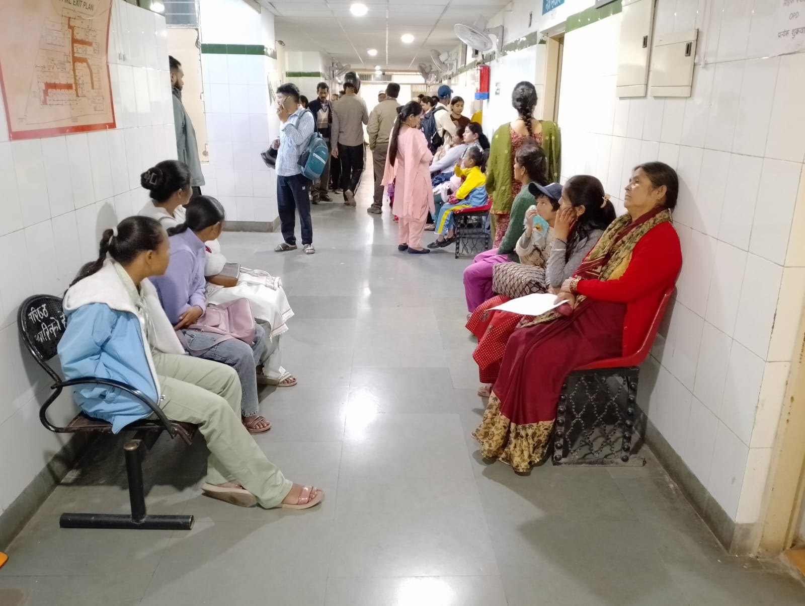  जिला अस्पताल अल्मोड़ा में इंतजार करते मरीज। संवाद