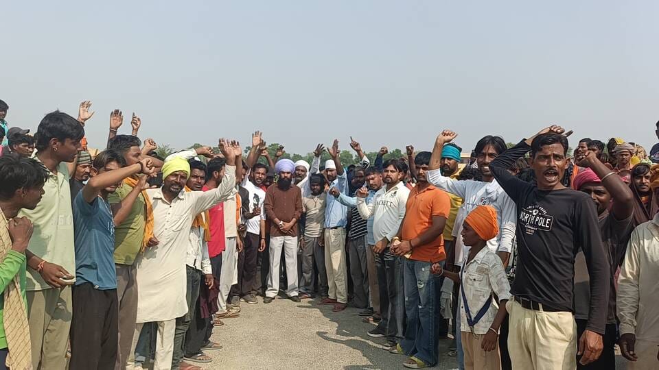 कालांवाली। अतिरिक्त अनाज मंडी में मजदूरी बढ़ाने की मांग को लेकर प्रदर्शन करते मजदूर। संवाद