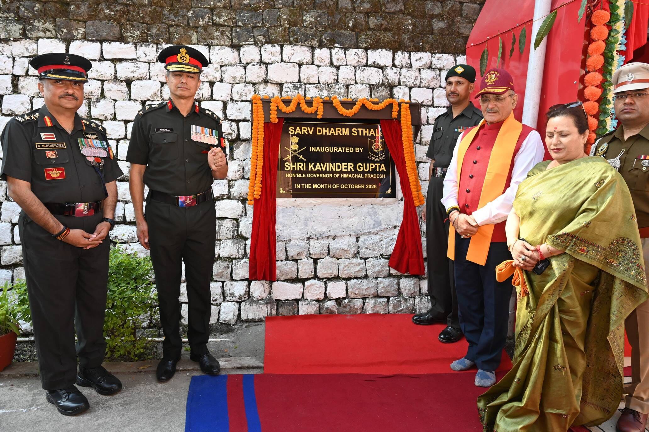 मंडी में द्वितीय हिमाचल प्रदेश एनसीसी बटालियन में स्थापित सर्वधर्म स्थल का शुभारंभ करते राज्यपा