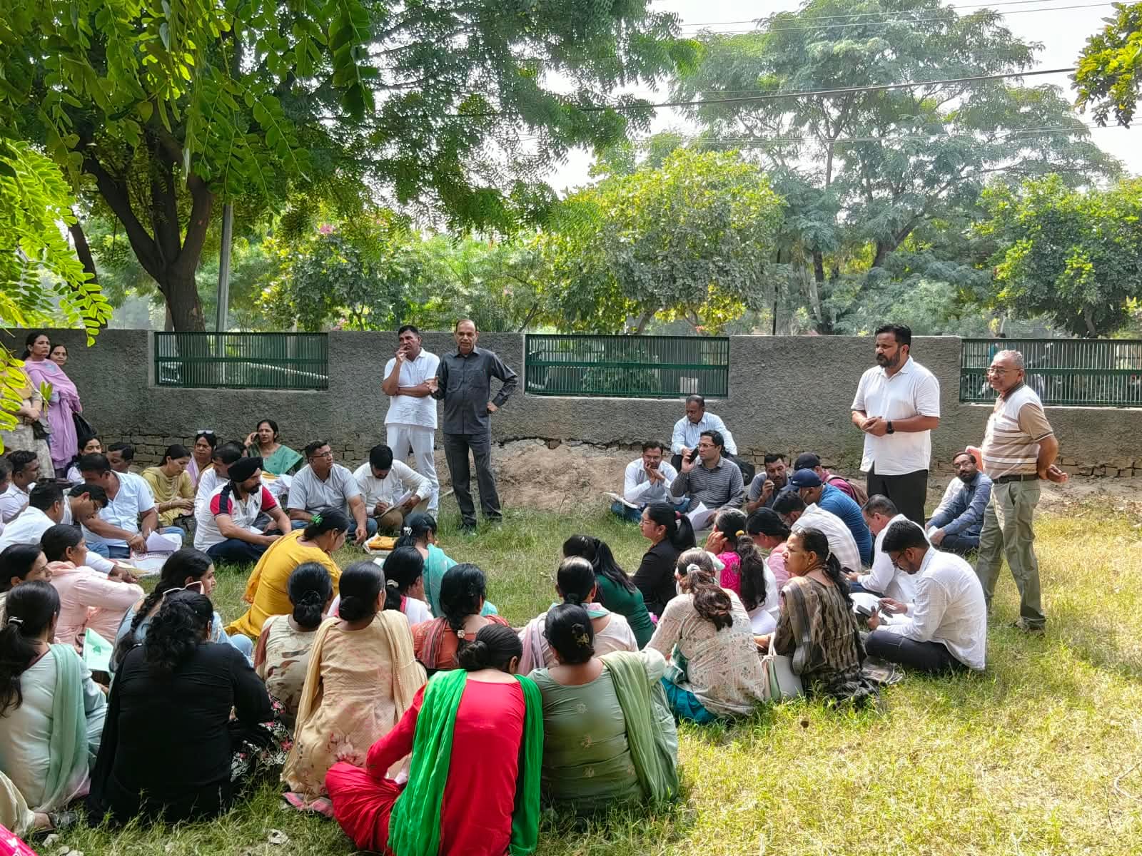 सिरसा ।  लघु सचिवालय में बैठक के दौरान नियमितीकरण की मांग को लेकर बैठक करते हुए अतिथि अध्यापक। 