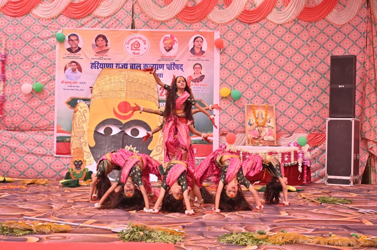 सिरसा। प्रतियोगिता में अपनी प्रस्तुति देते हुए बाल कलाकार। सूचना विभाग