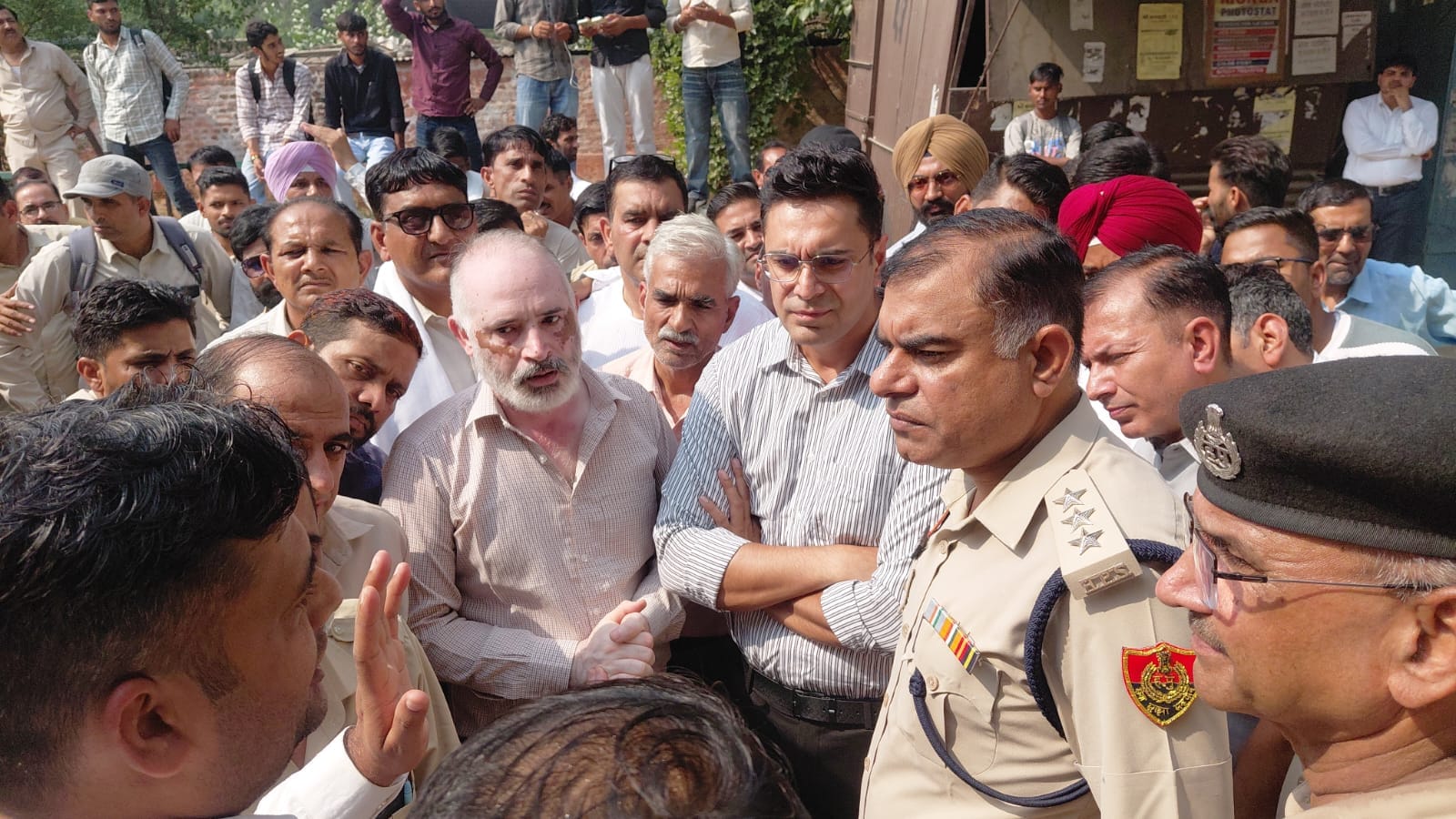 सिरसा। रोडवेज कर्मचारियों को समझाने का प्रयास करते हुए जीएम व डीएसपी। संवाद