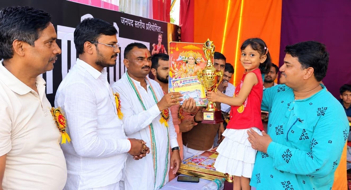 फोटो-1- विजेता बच्ची को पुरस्कार देते अतिथि। स्रोत: आयोजक