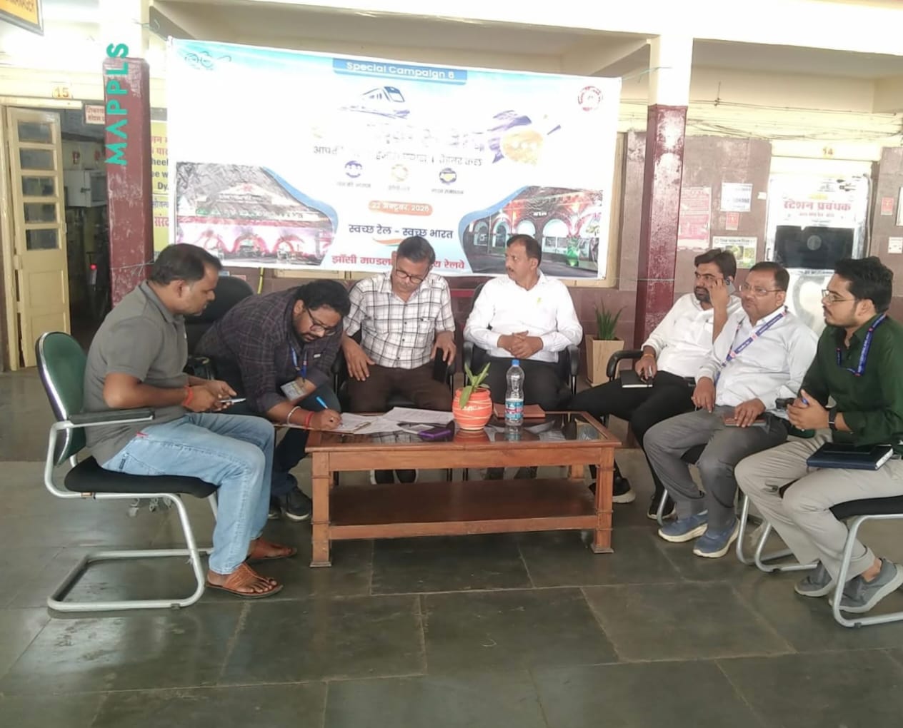 फोटो-18- यात्रियों से रेलवे की सुविधाओं पर फीडबैक लेते अधिकारी। स्रोत : रेलवे