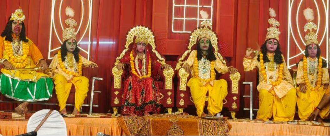 चुनार की रामलीला में श्रीराम के राज्याभिषेक लीला मंचन का दृश्य। संवाद।