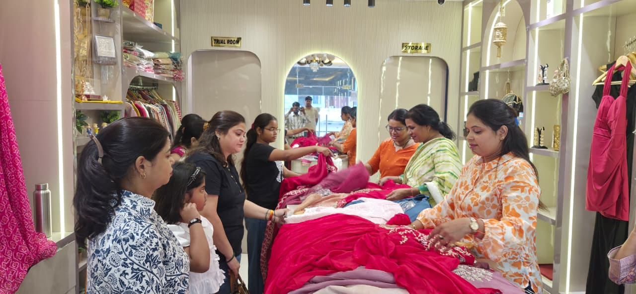एक दुकान पर सूट खरीदने के लिए लगी भीड़। संवाद