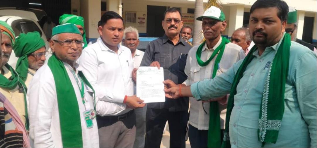 किसान यूनियन के पदाधिकारी नायब तहसीलदार को ज्ञापन सौपते
