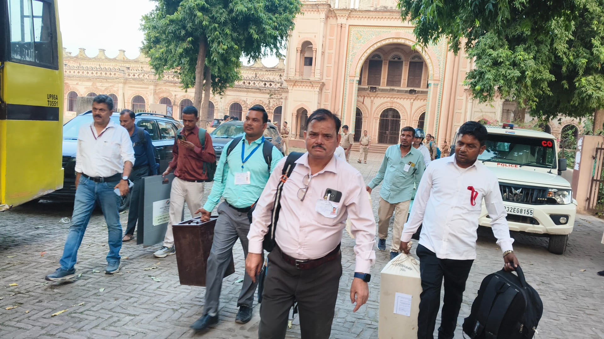 मतदान के बाद बागला इंटर कॉलेज से वापस जाते मतदान कर्मी। संवाद