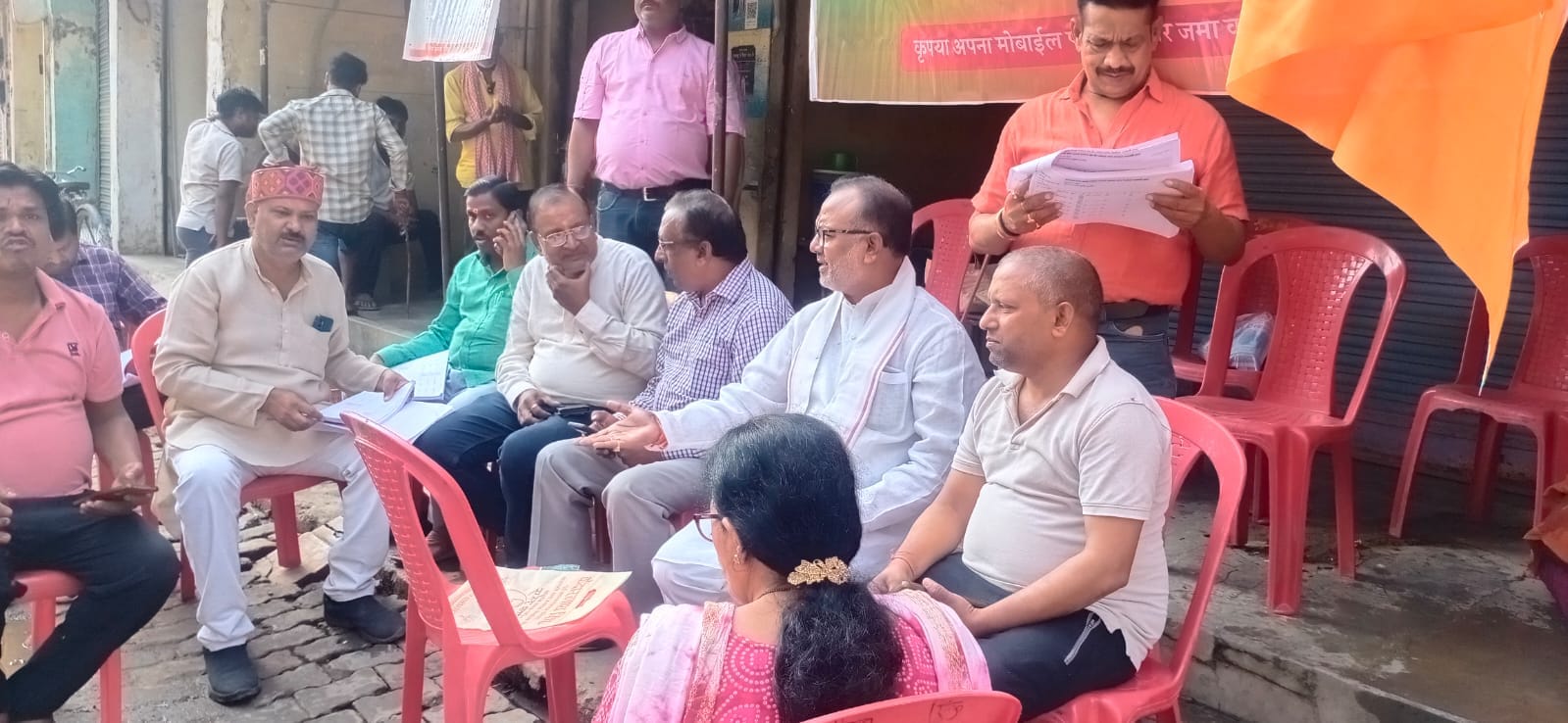 सदर तहसील के पास बने बूथ में मतदाता सूची में मतदाता के नाम की जांच करते कार्यकर्ता, संवाद