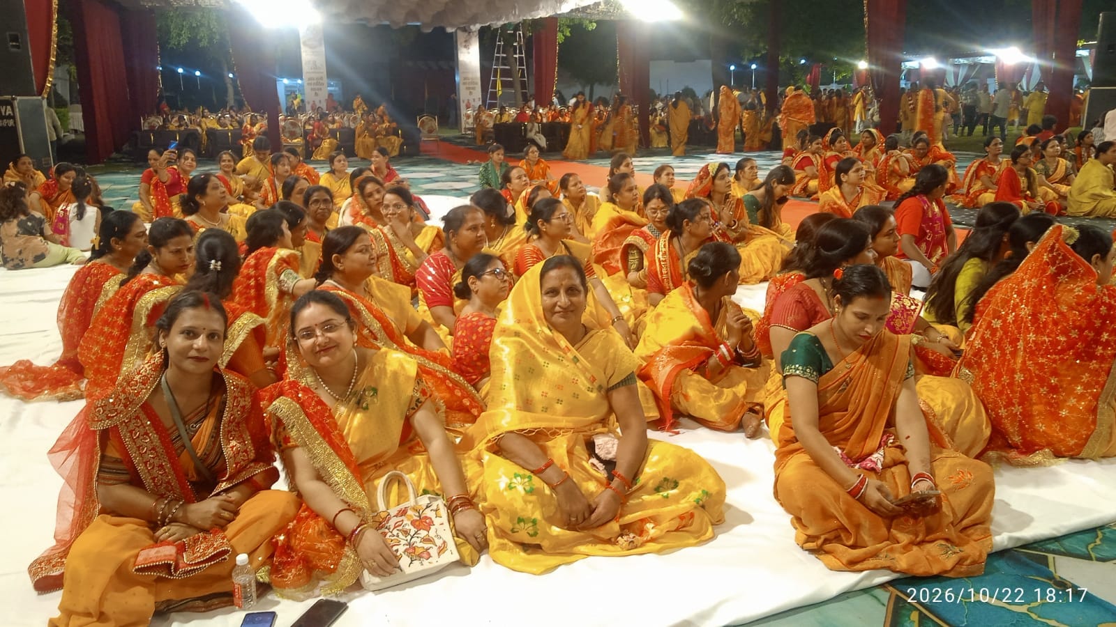 श्रीमदद्भागवत कथा में शामिल महिलाएं। आयोजक