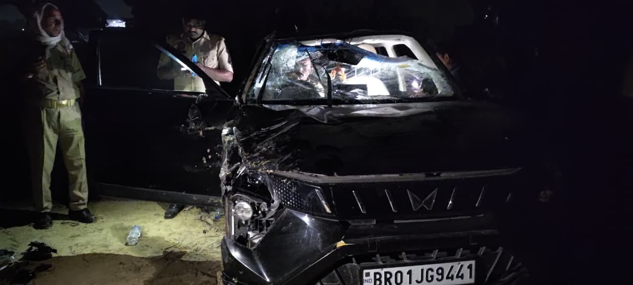 ट्रेलर के धक्के से 20 फीट गहरे गड्ढे में पलटी अनियंत्रित कार। संवाद