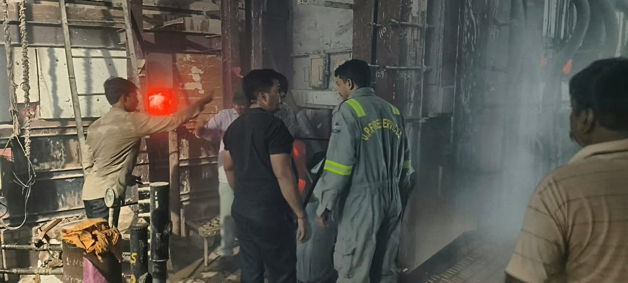 ढोलपुरा रोड स्थित फैक्ट्री में भट्टी लीक होने के बाद आग बुझाते फायरकर्मी। स्त्रोत: फायर विभाग