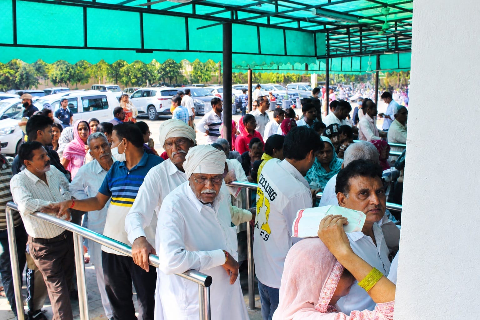 जिला नागरिक अस्पताल में पर्ची की लाइन में लगे मरीज। संवाद