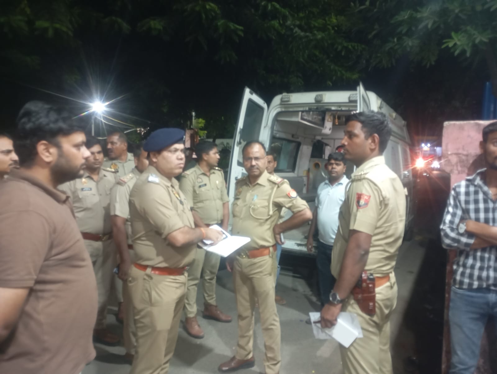 सरकारी ट्रामा सेंटर में गंभीर घायलों को आगरा रेफर कराते सीओ सिटी व अन्य पुलिस कर्मी। संवाद