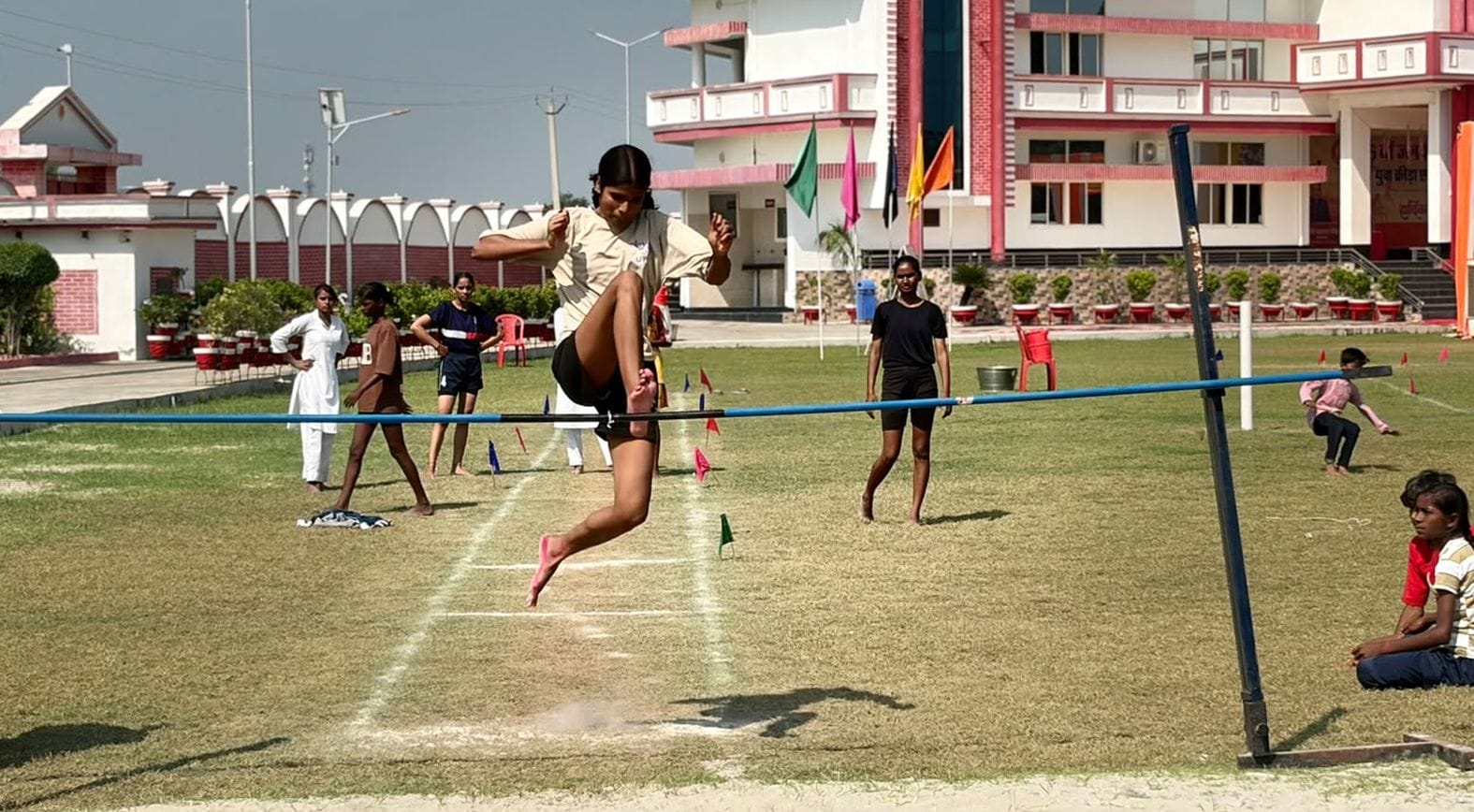 अखंडनगर के श्री विश्वनाथ इंटर कॉलेज कलान में आयोजित क्रीड़ा प्रतियोगिता में छलांग लगाती छात्रा।