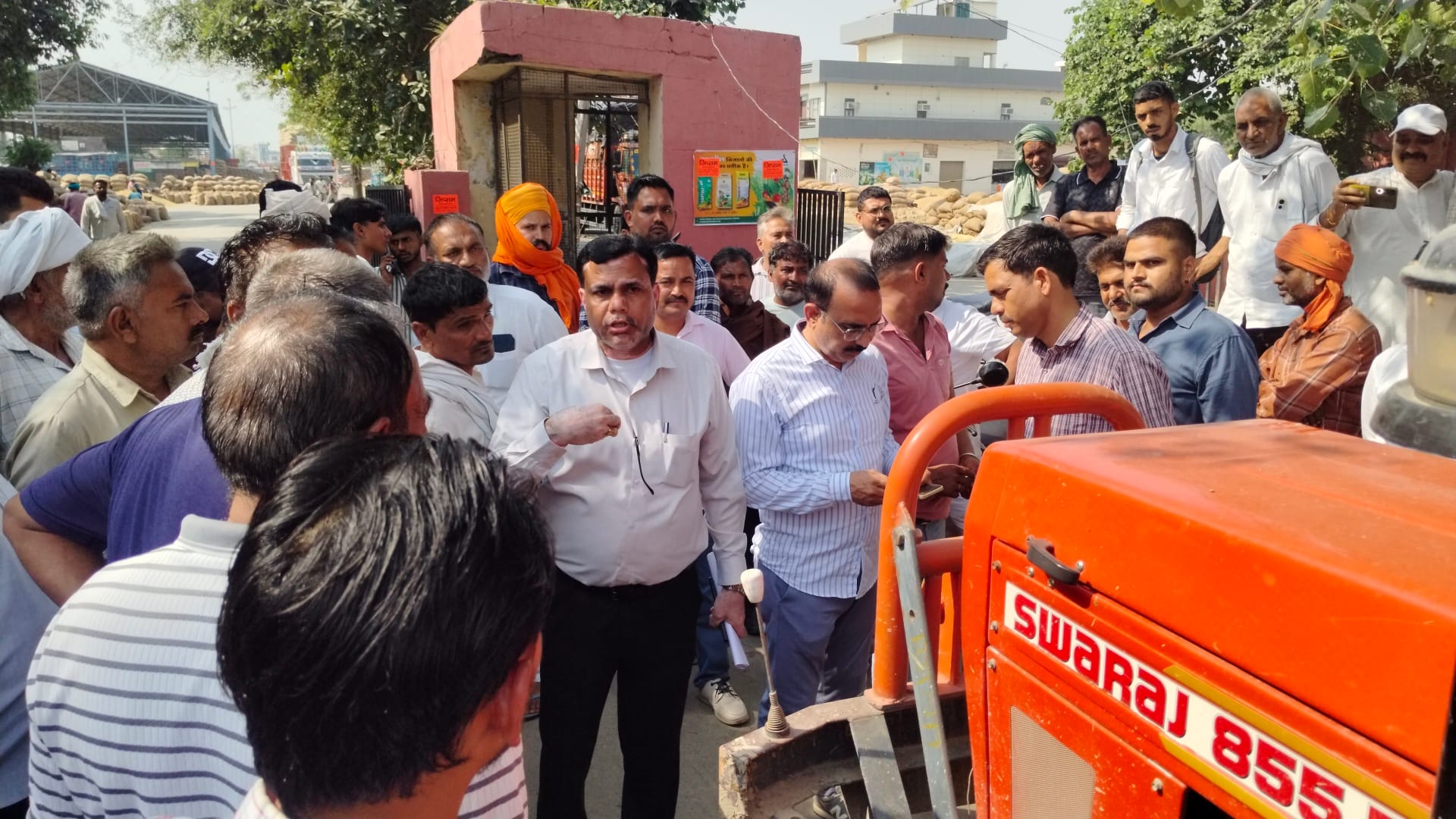 घराैंडा अनाज मंडी में किसानों से बात करते मार्केट कमेटी सचिव सुनील कुमार। संवाद