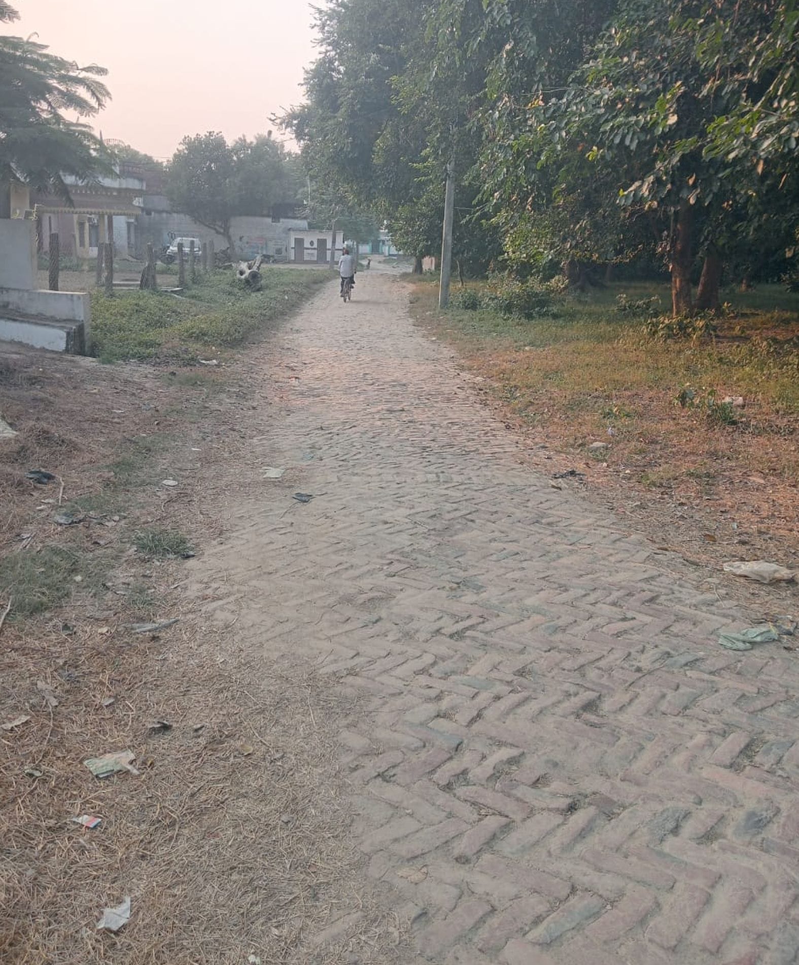 जयसिंहपुर के हयातनगर में बनाई जाने वाली सड़क। 