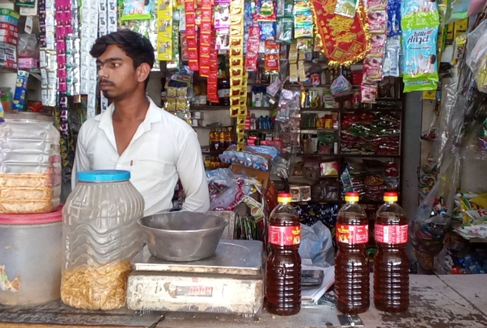  किराना की दुकान पर बिक्री के लिए रखा सरसों का तेल। 