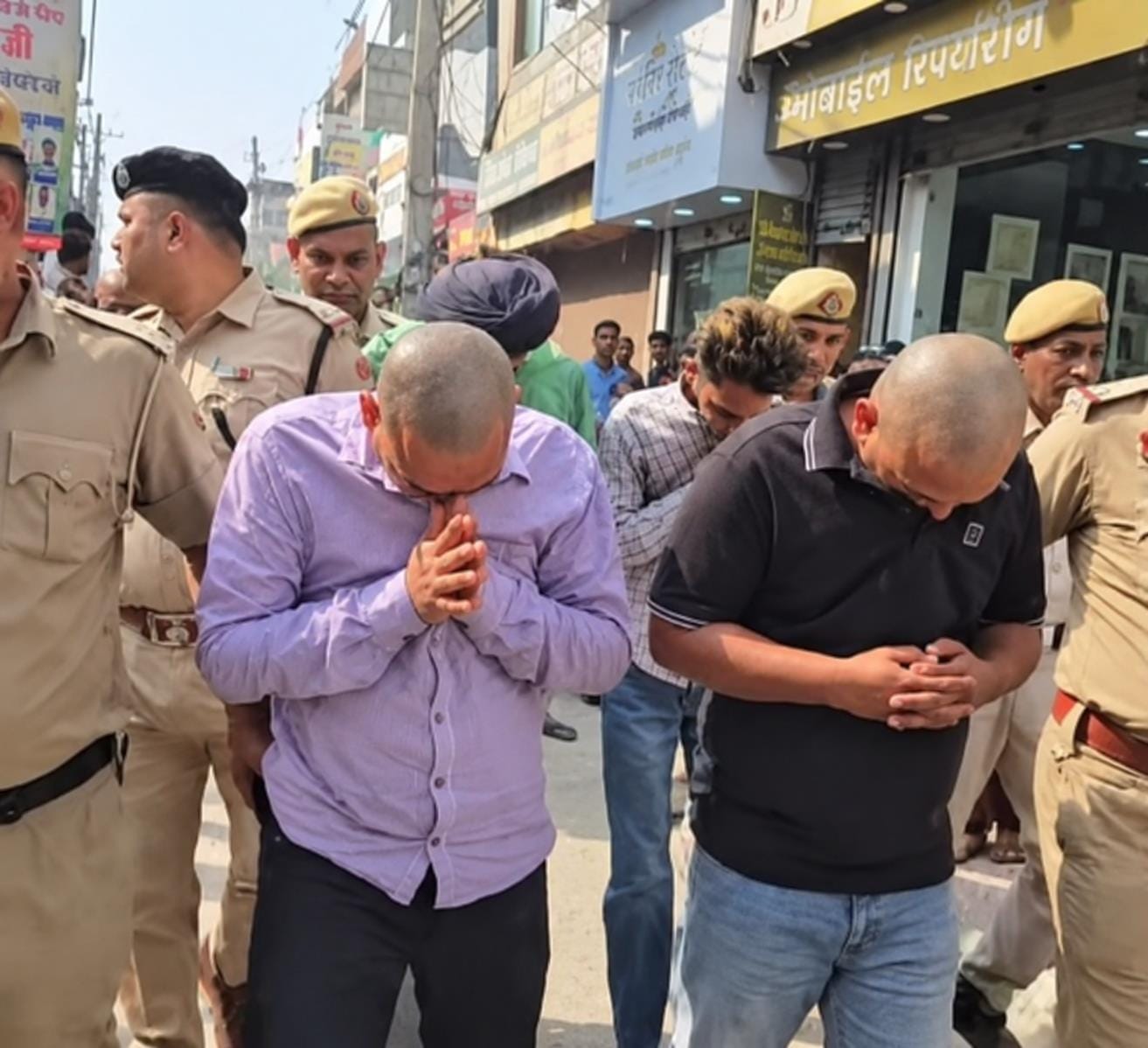 मार्केट में हाथ जोड़ कर चलते आरोपी संवाद
