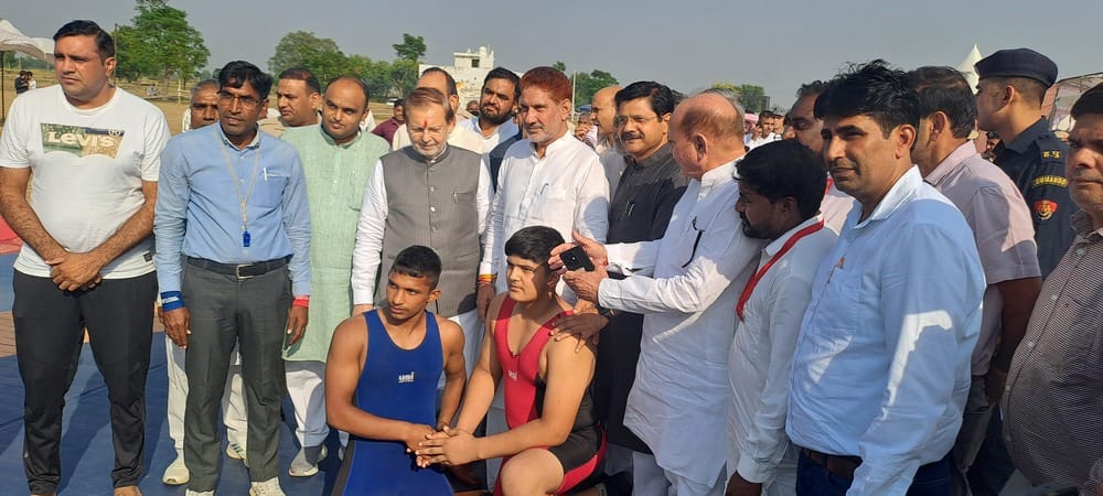 राखीगढ़ी महोत्सव में कुश्ती के पहलवानों का हाथ मिलवाते मंत्री डॉ. अरविंद शर्मा और राज्यसभा सदस्