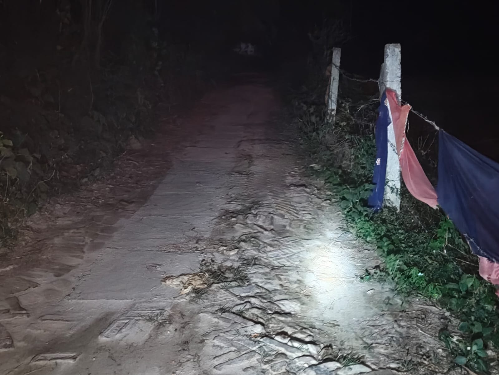 रमनीपुर सड़क से कम्मरपुर जाने वाला जर्जर संपर्क मार्ग।संवाद