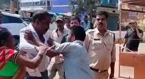 पुलिस के सामने भिड़े दो पक्ष