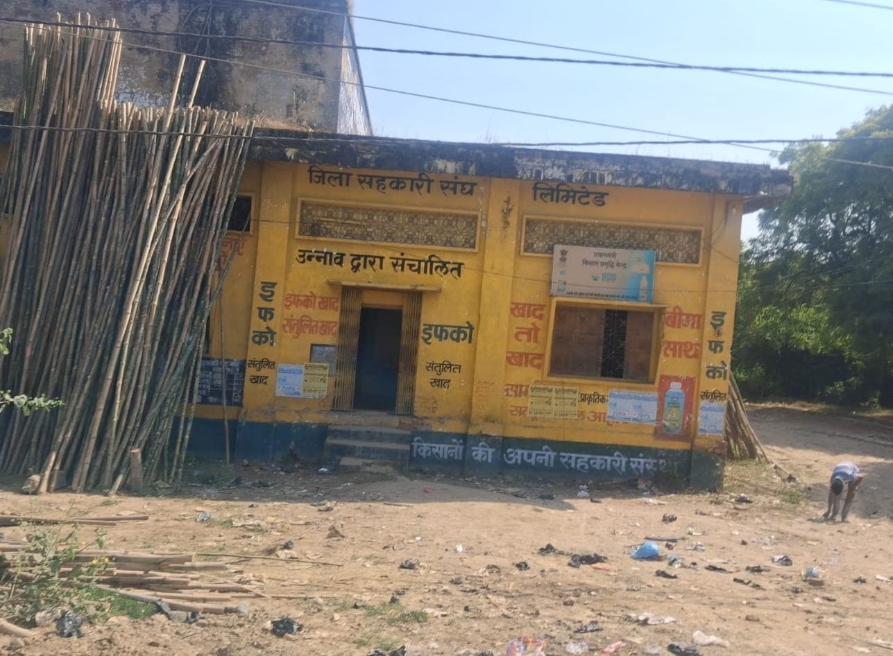 शहर के शेखपुर स्थित केंद्र का खुला गेट और खाद न होने से पसरा सन्नाटा। संवाद